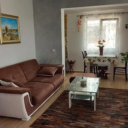 акротирия фешева Νεσέμπαρ